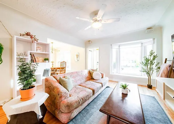 Hidden Gem Home-Hottub-Firetable-King Bed-Bbq -Deck