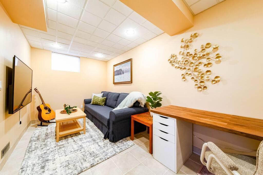 Hidden Gem Home-hottub-firetable-king Bed-bbq -deck Edmonton