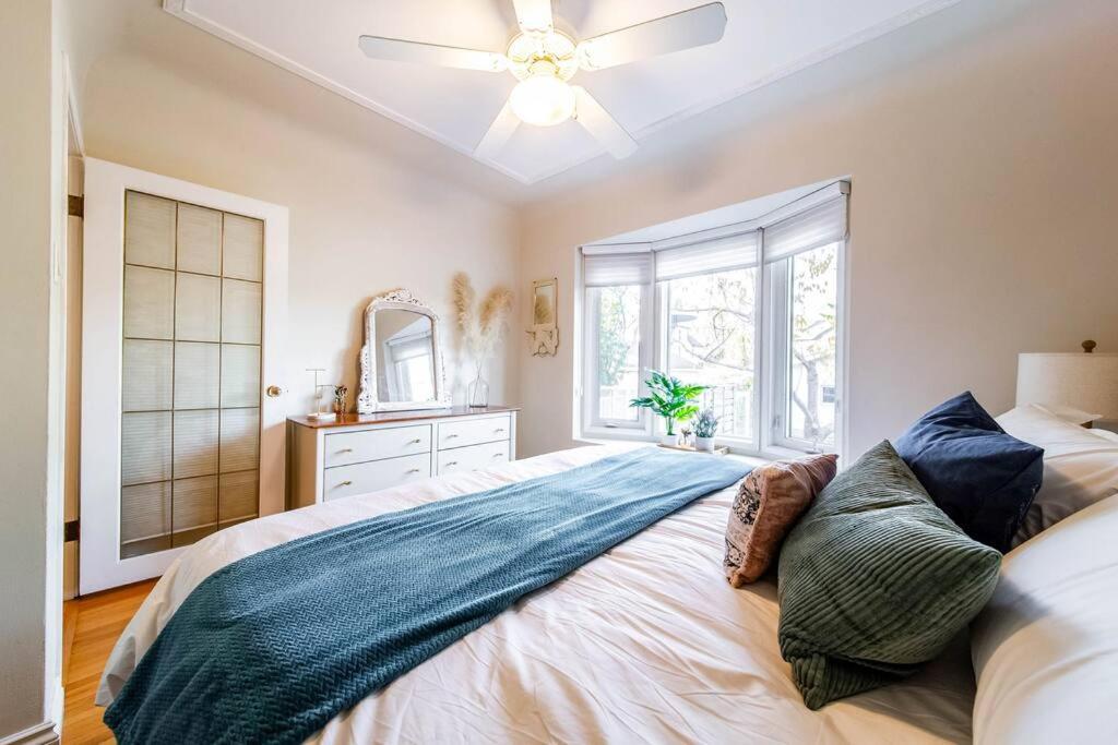 Hidden Gem Home-hottub-firetable-king Bed-bbq -deck Holiday home *