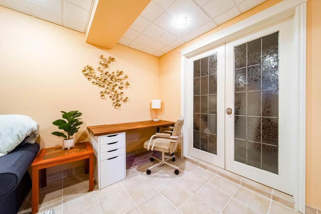 Hidden Gem Home-hottub-firetable-king Bed-bbq -deck Holiday home