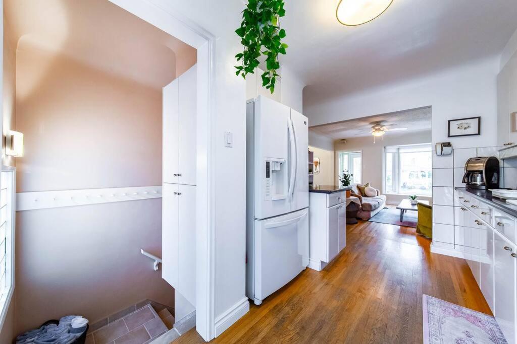 Hidden Gem Home-hottub-firetable-king Bed-bbq -deck *