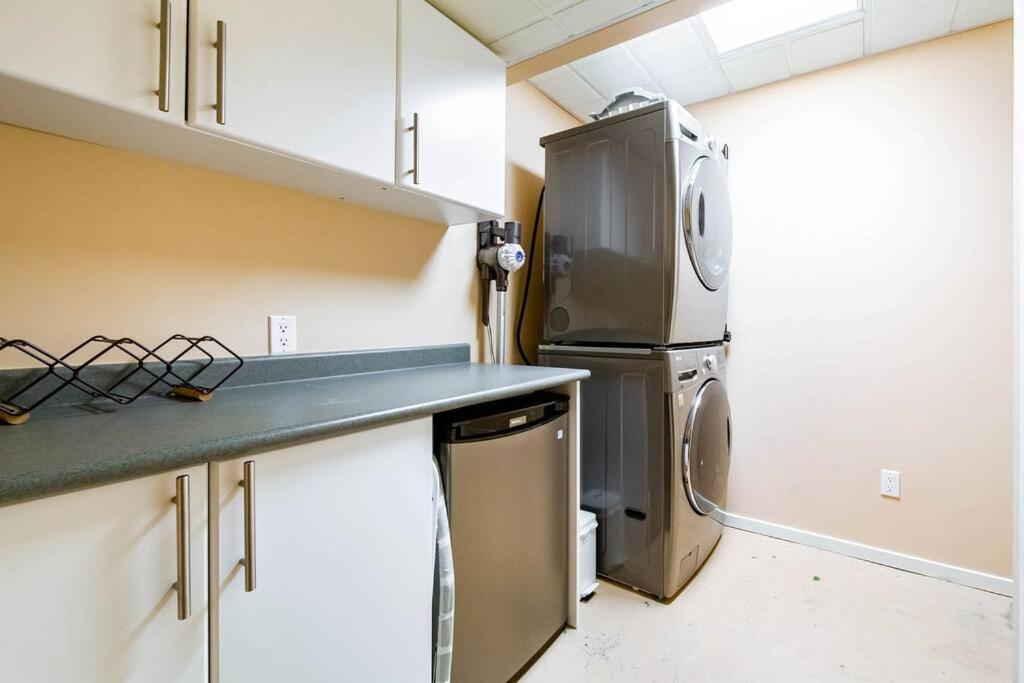 Hidden Gem Home-hottub-firetable-king Bed-bbq -deck Edmonton