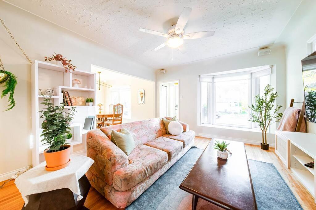 Hidden Gem Home-hottub-firetable-king Bed-bbq -deck