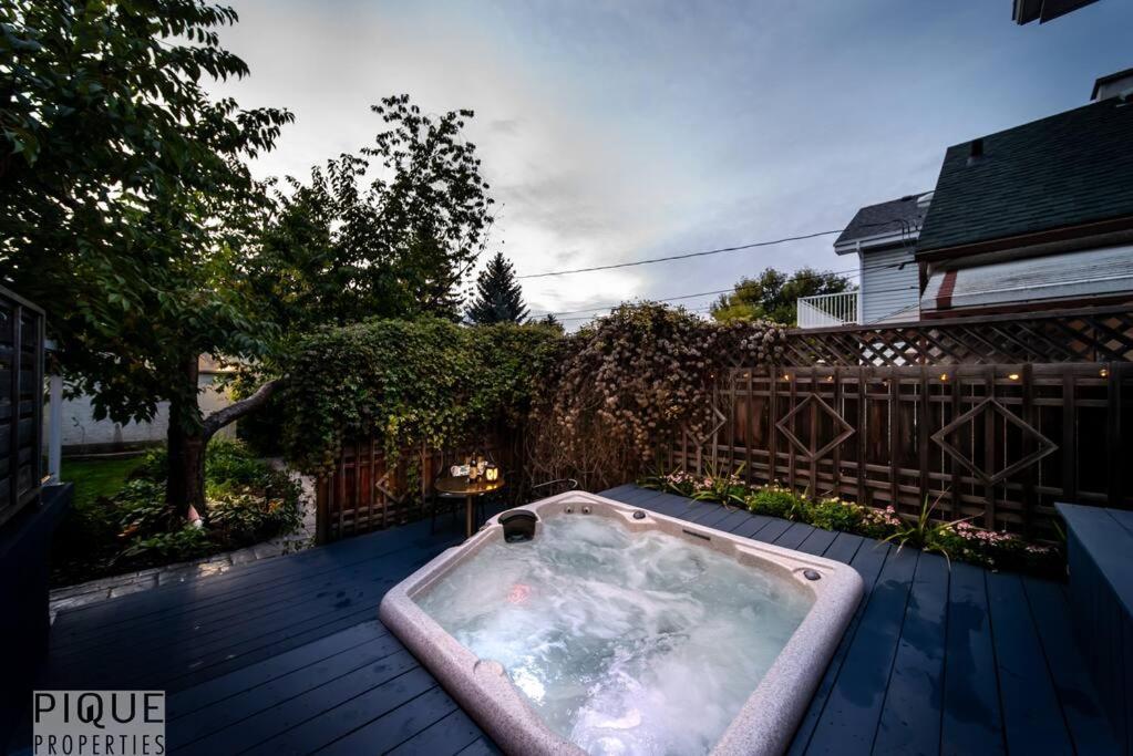 Holiday home Hidden Gem Home-hottub-firetable-king Bed-bbq -deck Edmonton