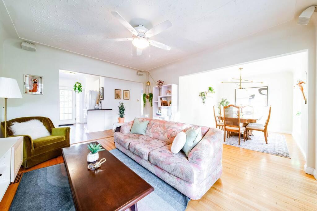 Hidden Gem Home-hottub-firetable-king Bed-bbq -deck
