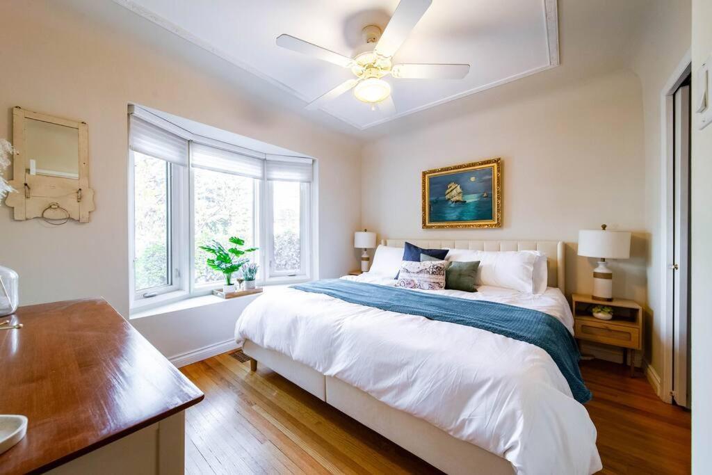 Hidden Gem Home-hottub-firetable-king Bed-bbq -deck Holiday home