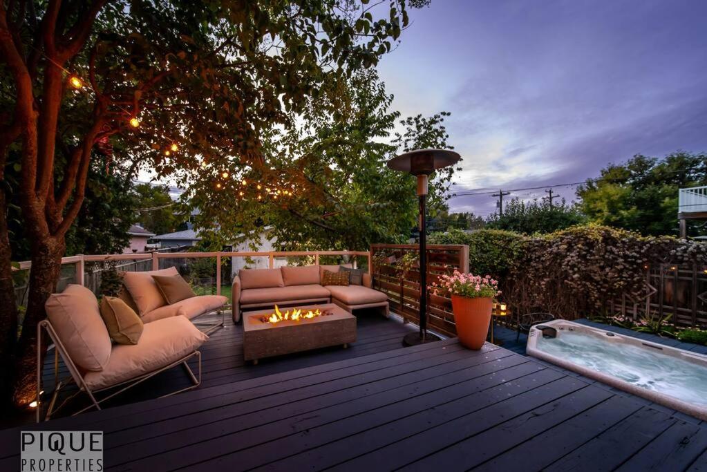 Hidden Gem Home-hottub-firetable-king Bed-bbq -deck Holiday home Edmonton