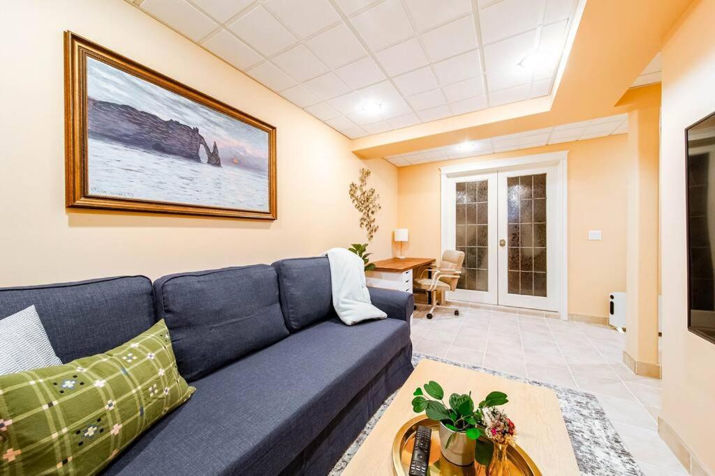 Hidden Gem Home-hottub-firetable-king Bed-bbq -deck *
