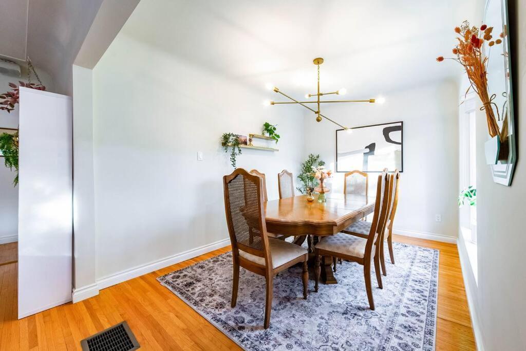 Hidden Gem Home-hottub-firetable-king Bed-bbq -deck Edmonton