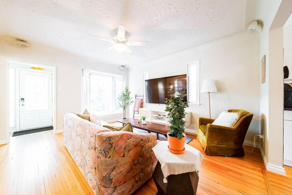 Hidden Gem Home-hottub-firetable-king Bed-bbq -deck