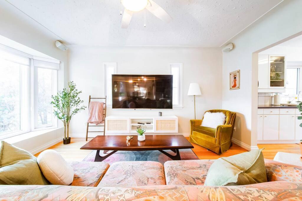 Holiday home Hidden Gem Home-hottub-firetable-king Bed-bbq -deck