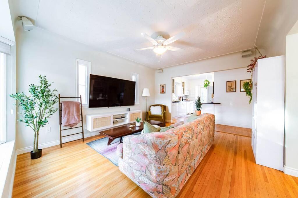 Hidden Gem Home-hottub-firetable-king Bed-bbq -deck Holiday home *