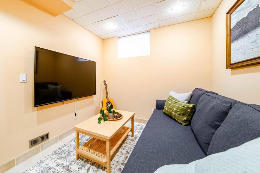 Holiday home Hidden Gem Home-hottub-firetable-king Bed-bbq -deck *