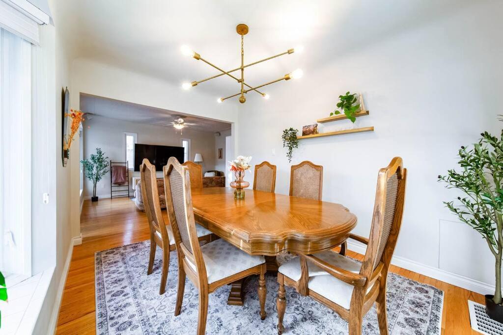 Hidden Gem Home-hottub-firetable-king Bed-bbq -deck Holiday home Edmonton